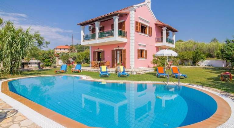 Villa with hot tub & pool in Corfu