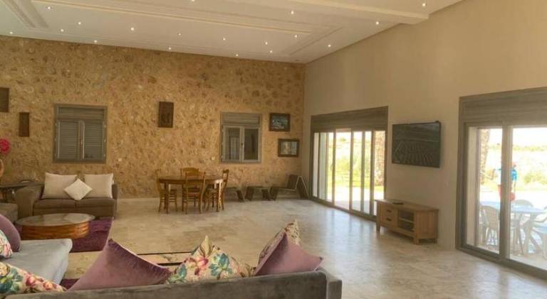 Villa with pool — photo 5