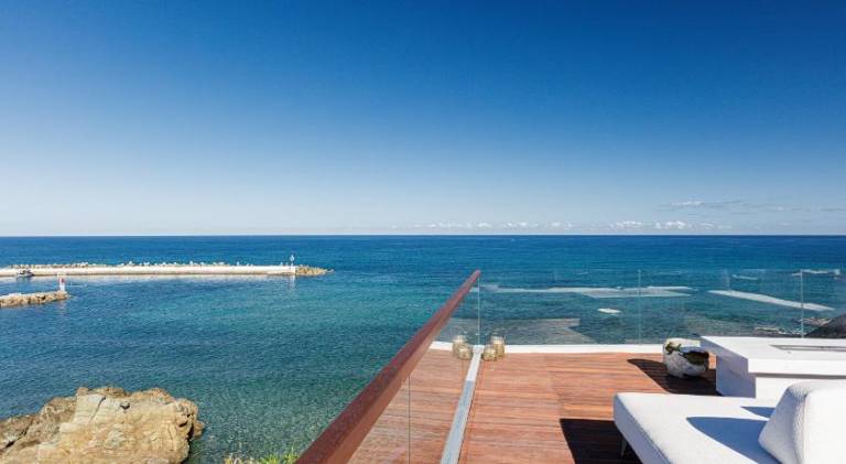 Sapphire Shores- Beachfront Retreat Zillion Villa by etouri — photo 5
