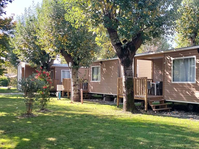 Mobile home with pool, terrace & yard | Pets allowed — photo 4