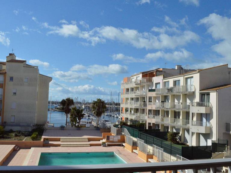 Apartment with pool — photo 4
