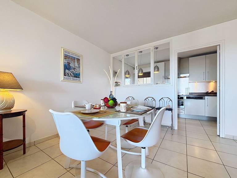 Child-friendly holiday apartment with garden, pool & patio | Sea view | Pets allowed — photo 4