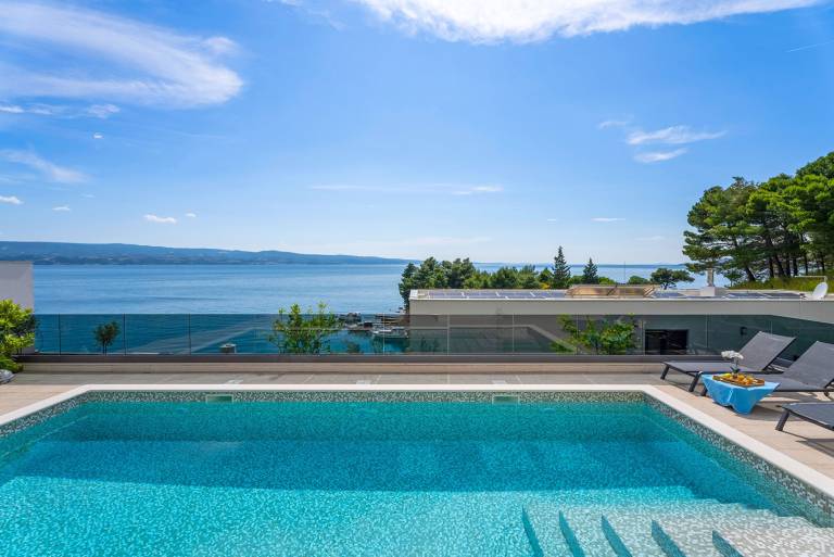 Villa with sauna, patio & private pool | Beach view — photo 5