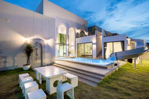 Villa with pool, patio & jacuzzi in Phetchaburi