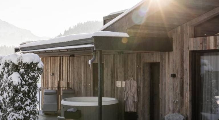 Serviced apartment with pool, jacuzzi & patio | Good for workation | Pet-friendly in Kitzbuhel