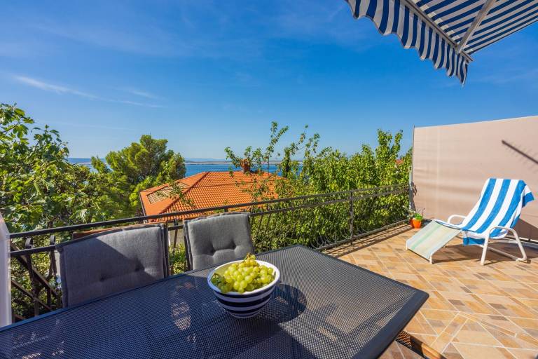 Dog-friendly flat just 150 metres from the beach with sea views, BBQ, WiFi in Crikvenica