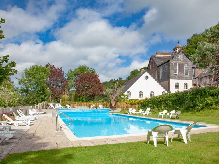 Cottage with hot tub, terrace & garden — photo 2