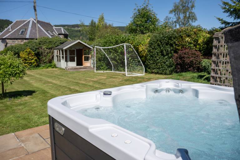 Fully equipped cottage with yard & hot tub | Dogs allowed — photo 2