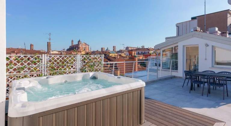 Rental apartment with hot tub | Close to Two Towers — photo 4