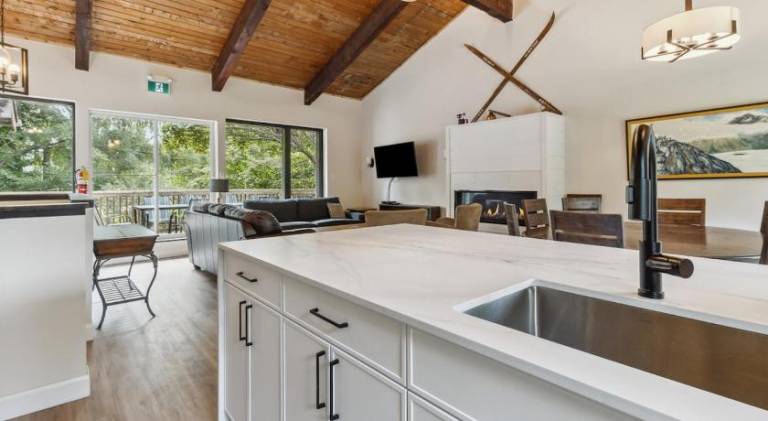 Spacious villa with hot tub, yard & terrace | Pets allowed — photo 3