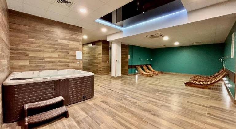 Holiday apartment with patio, yard & hot tub — photo 3