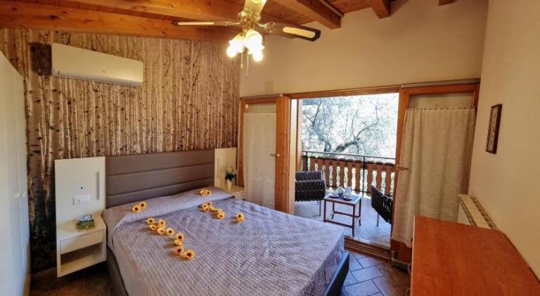 Apartment with patio & barbeque in Manerba del Garda