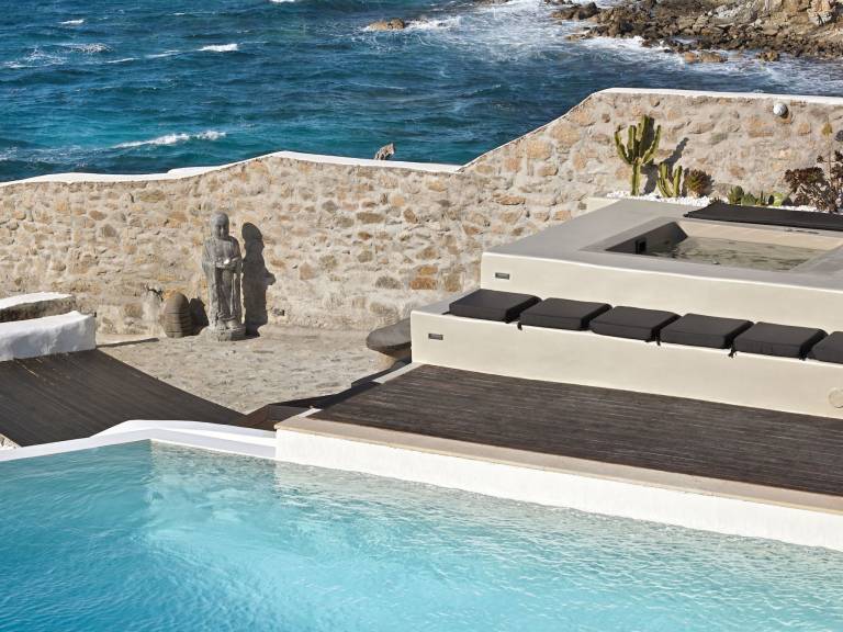 Vacation home with terrace, BBQ & yard in Mykonos