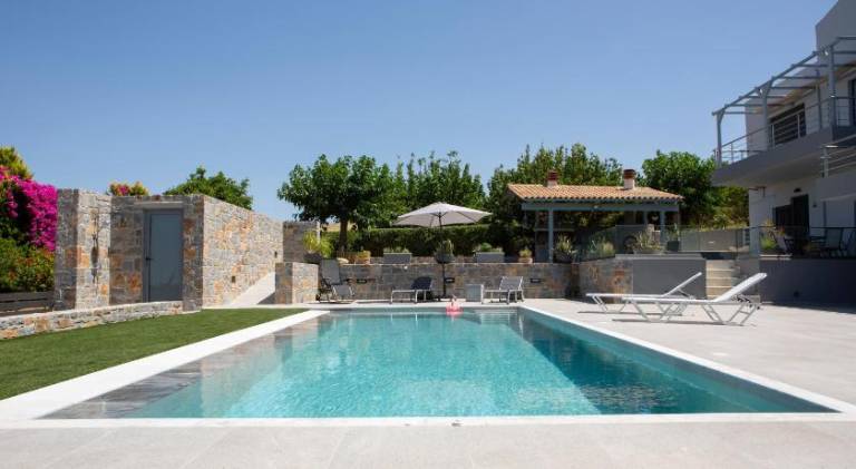 Vacation home with patio, garden & pool in Heraklion