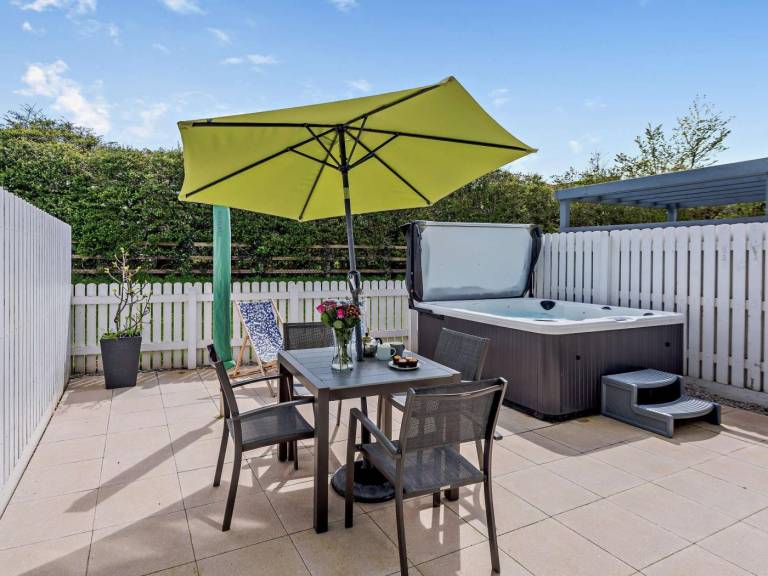 Fully equipped cottage with hot tub, BBQ & yard | Water view | Dogs allowed in Bideford