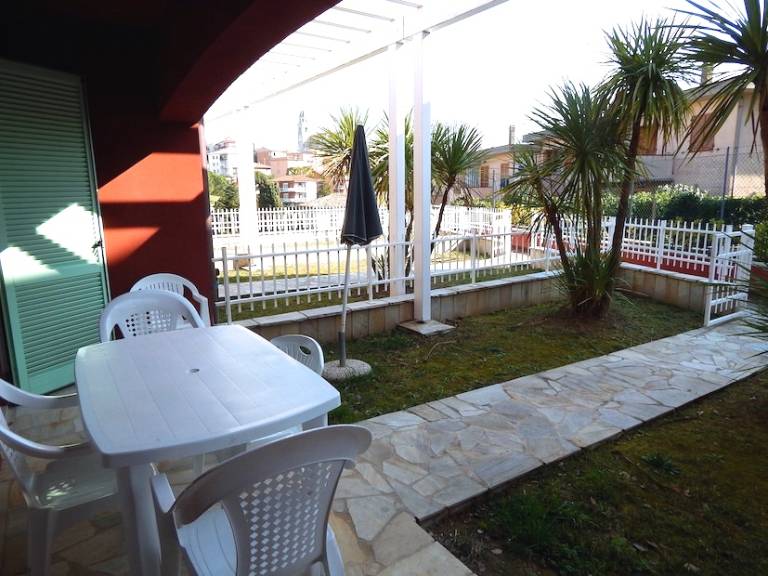 Apartment with yard | Garden view — photo 2