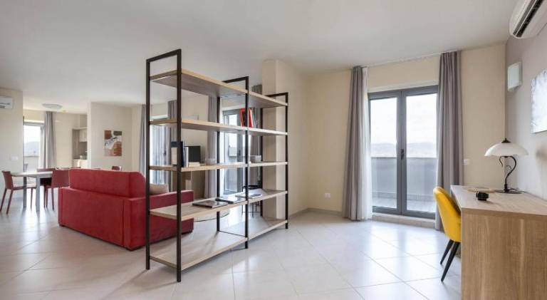 Ample serviced apartment with patio | Dogs allowed — photo 4