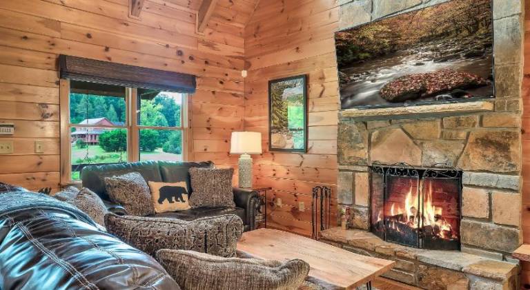 House with hot tub & pool | Pet-friendly — photo 2