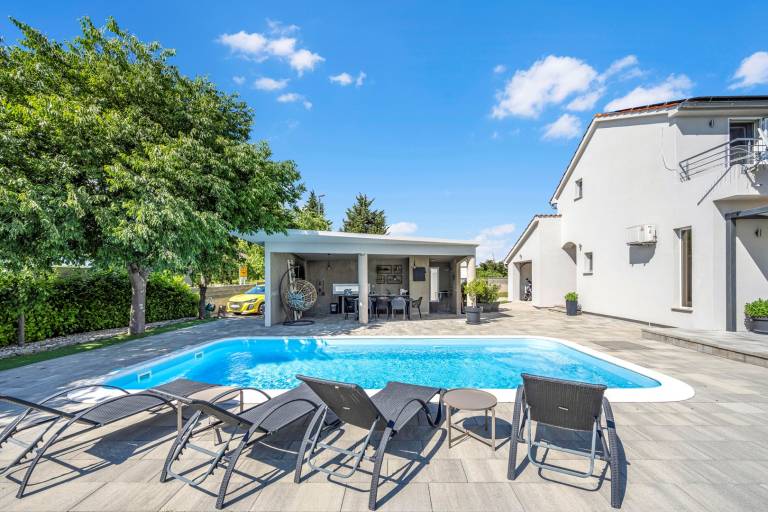 Fully equipped villa with BBQ, private pool & yard | Dogs allowed — photo 4