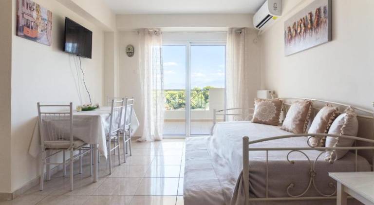 Apartment with pool, yard & terrace | Good for workation in Xylokastro-Evrostina