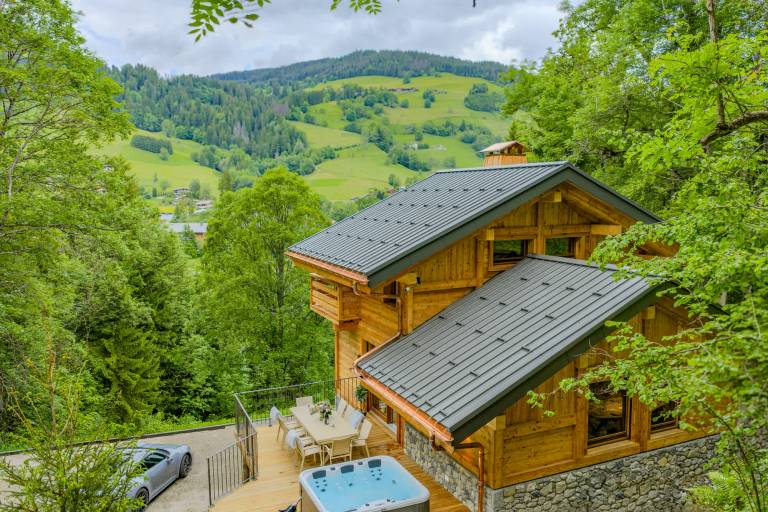 Family-oriented chalet with hot tub, sauna & yard | Mountain view | Perfect for remote work | Dogs allowed — photo 5