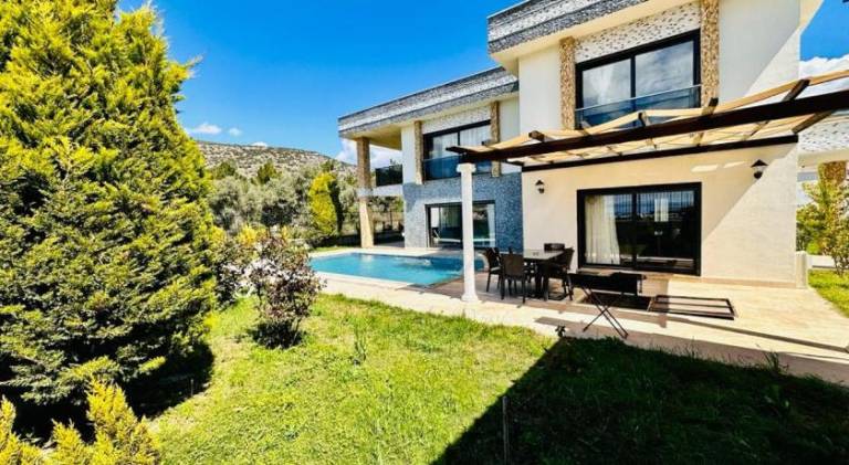 Villa with private pool & yard in Menderes