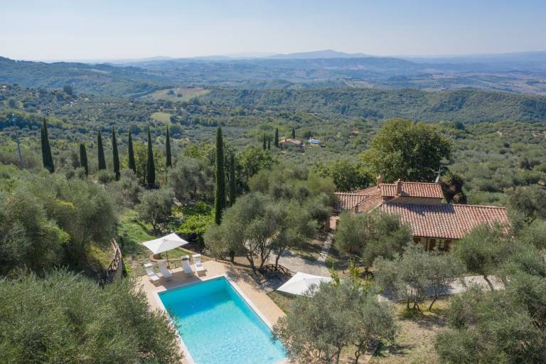 Family-friendly beautiful vacation home with yard, barbeque & private pool | Pets are welcome in Cinigiano