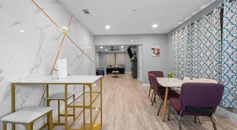 Quirky & Stylish 4BR with Saltwater Pool - Sleeps 14 — photo 4
