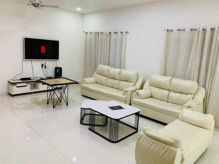 Villa with grill & pool in Jaoli