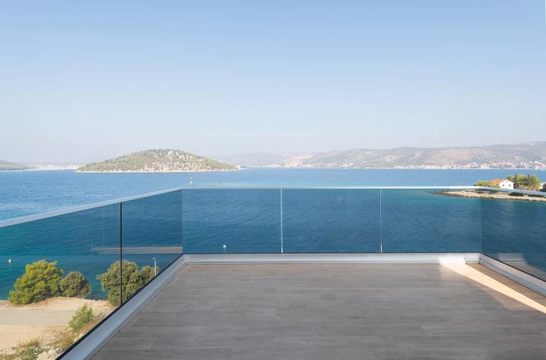 Villa with yard, patio & grill | Water view — photo 5