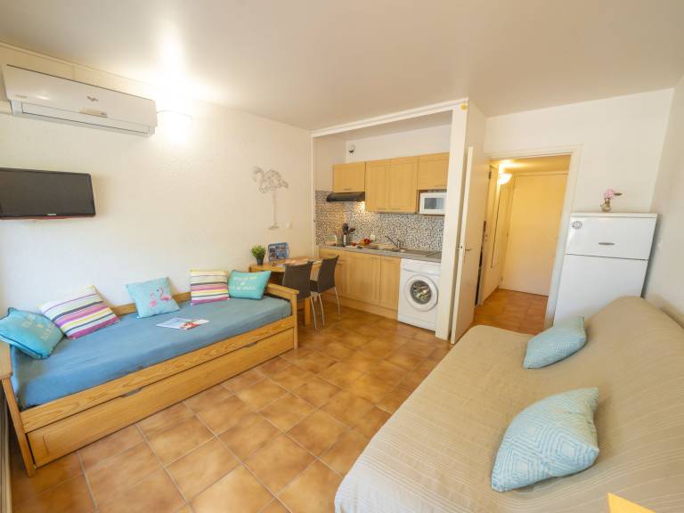 Rental apartment with patio & pool — photo 3