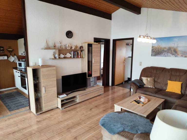 Ebenerdiger Reihenendbungalow mit eingezäunten Grundstück in Fedderwardersiel. — photo 2