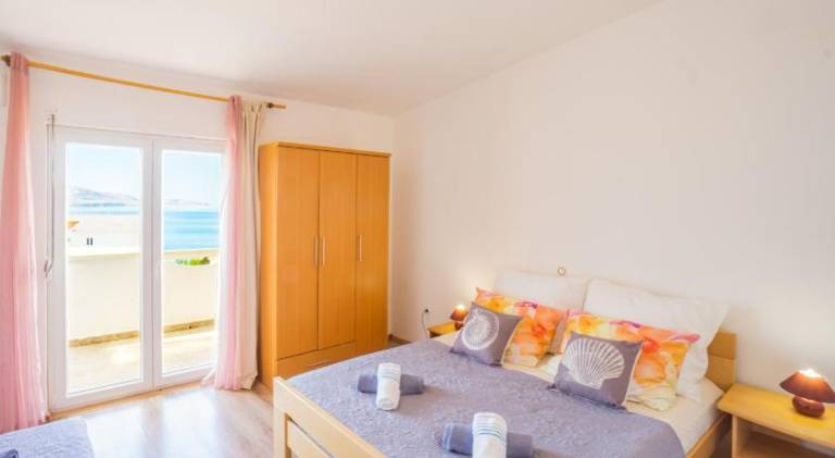 Apartment with barbeque in Novalja