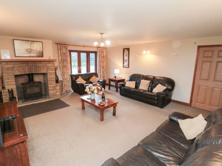 Cottage with garden — photo 4