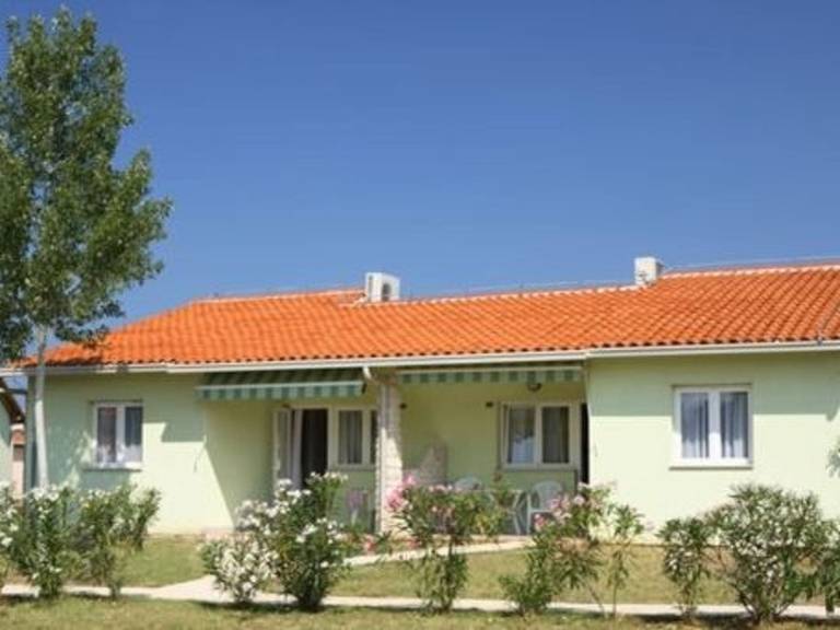 Family-oriented charming rental apartment with yard, heated pool & terrace | Pets are welcome — photo 3