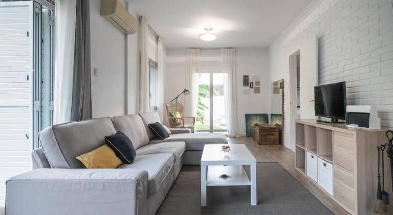 House with barbeque, private pool & yard in Castelldefels