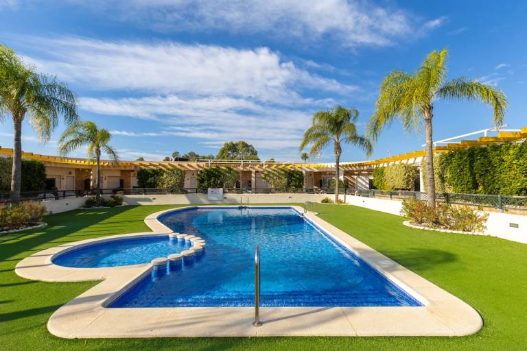 Bungalow with grill, garden & pool | Garden view — photo 2
