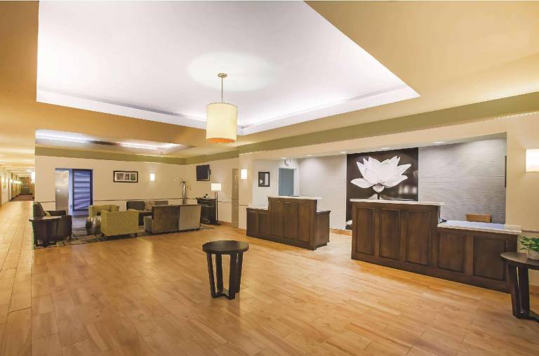 La Quinta Inn & Suites by Wyndham Beaumont West — photo 4