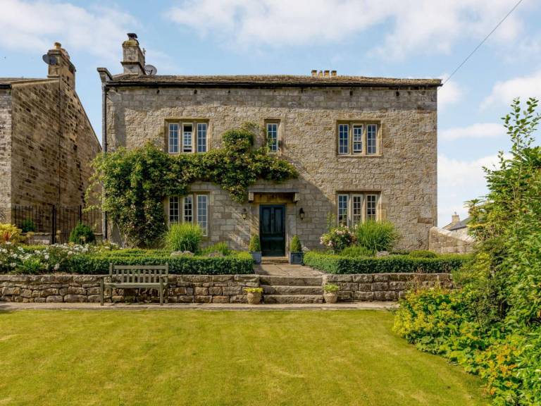 Cottage with yard & barbeque | Pet-friendly in Harrogate