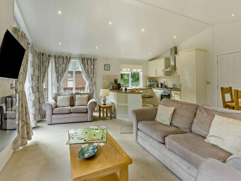 Fully equipped lovely lodge with patio, jacuzzi & yard | Dogs allowed — photo 2