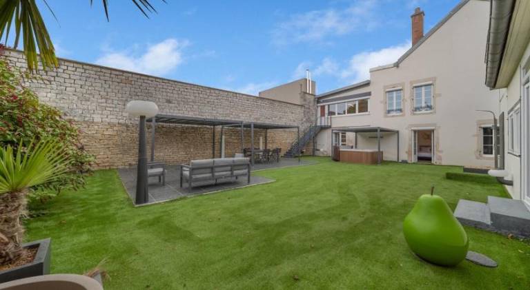 Villa with jacuzzi & pool — photo 3