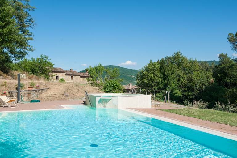 Farmhouse "Pilari Appartamento Stalla" with Shared Pool, Private Terrace & Wi-Fi in Cortona