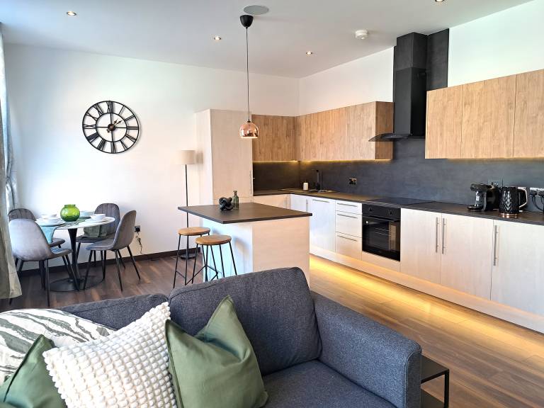 Stylish Modern 2 Bedroom Flat Secure Parking