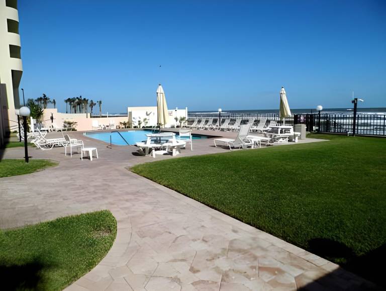 Beachside Hotel — photo 4