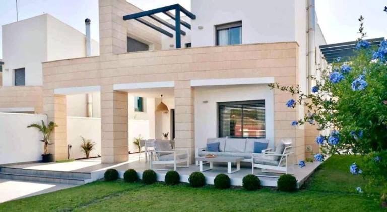 Fully equipped ample villa with terrace, yard & private pool | Good for workation | Pets allowed — photo 4