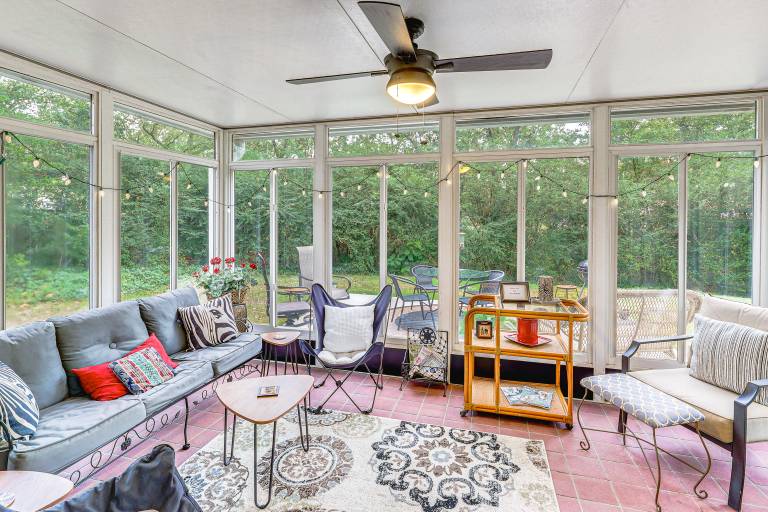 Sunroom & Yard Charming Hot Springs Home
