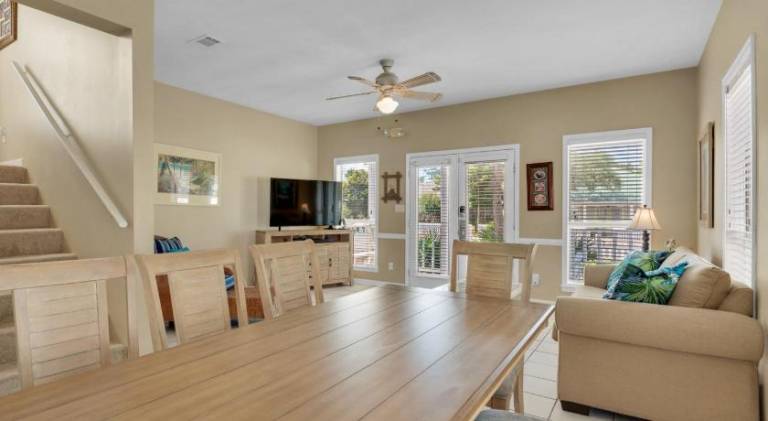 Vacation home with pool — photo 4