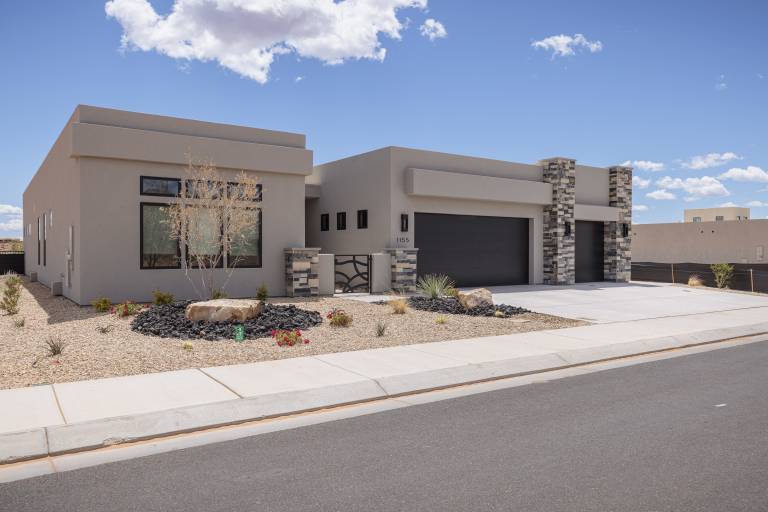 Vacation home with heated pool, BBQ & hot tub | Golf view — photo 2