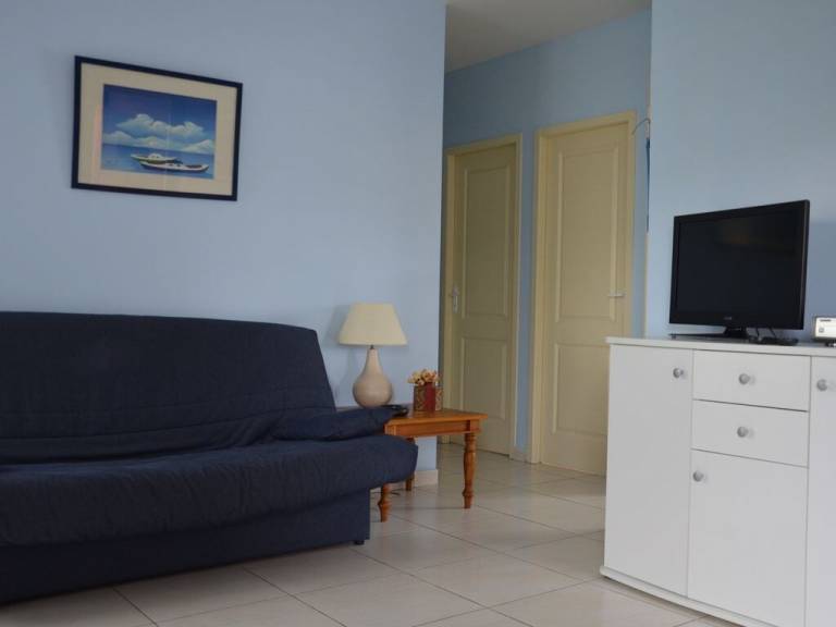House with garden | Beach view — photo 3