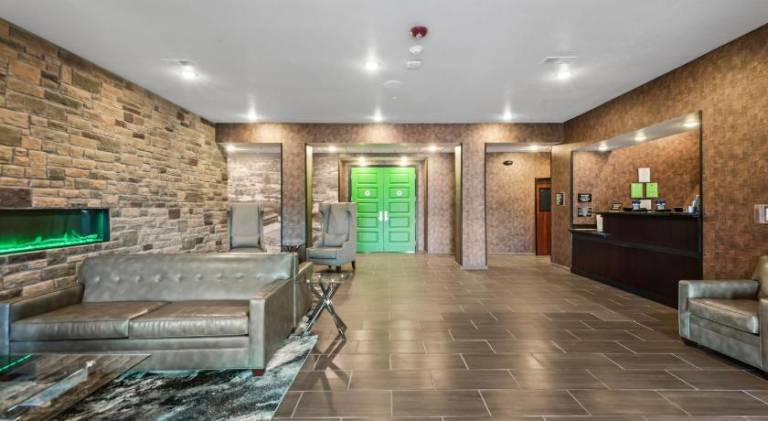 Cobblestone Hotel & Suites - Waukesha/West Milwauke — photo 3